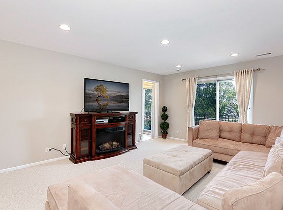 5th image of 6020 Lincoln Ave Unit 405