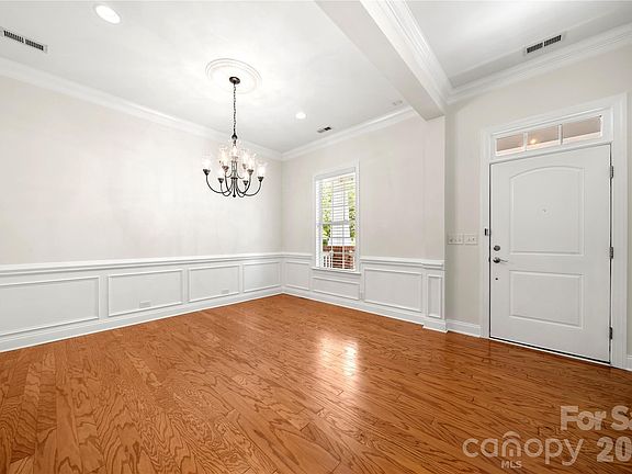 5th image of 11316 Warfield Ave