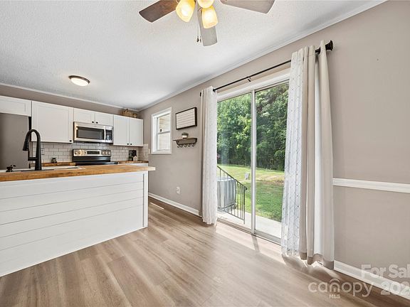 4th image of 1056 Surry Ln