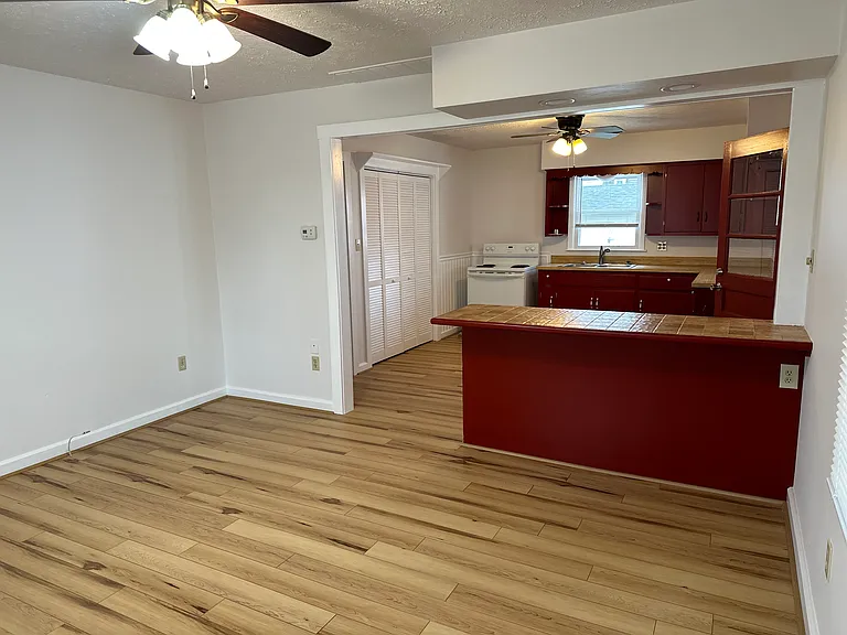 103 Leesway Ct — Photo 2