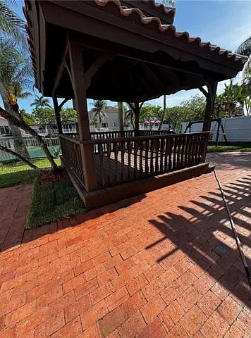 3 bed, 2.0 bath, 1621 sqft, $3,800 — Photo 4
