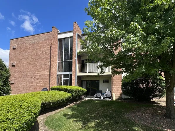 300 W Fullerton Ave APT 102, Addison, IL 60101