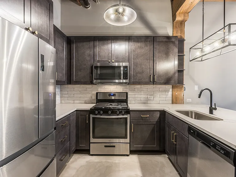 3110 N Sheffield Ave — Photo 4