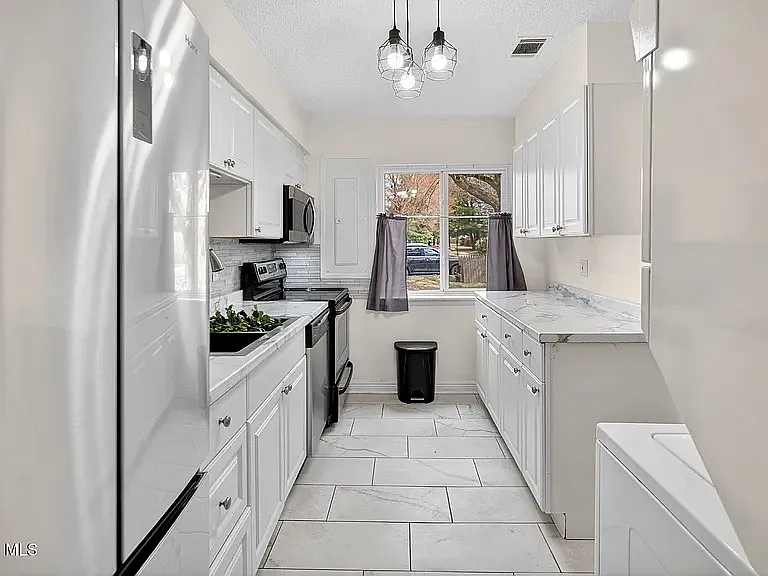 80 Crestwood Ter — Photo 2