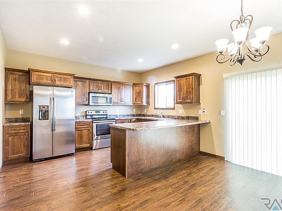 5th image of 301 W Columbia Cir