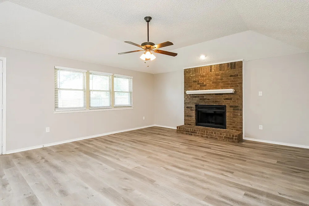3 bed, 2.0 bath, 1476 sqft, $2,260 — Photo 3