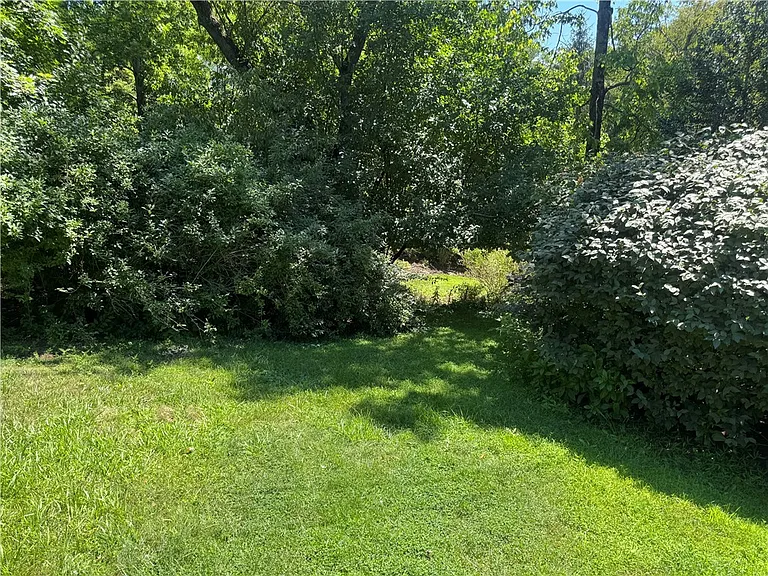 209 Grandview Dr S — Photo 3