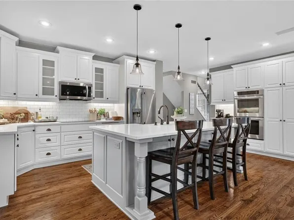 14170 NW 63rd St, Parkville, MO 64152