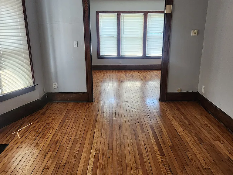 4260 Larchmont Ave — Photo 1