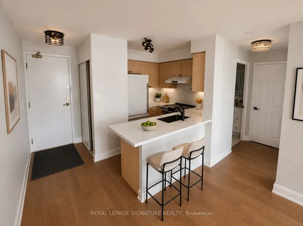 51 Baffin Ct #815, Richmond Hill, ON L4B 4P6