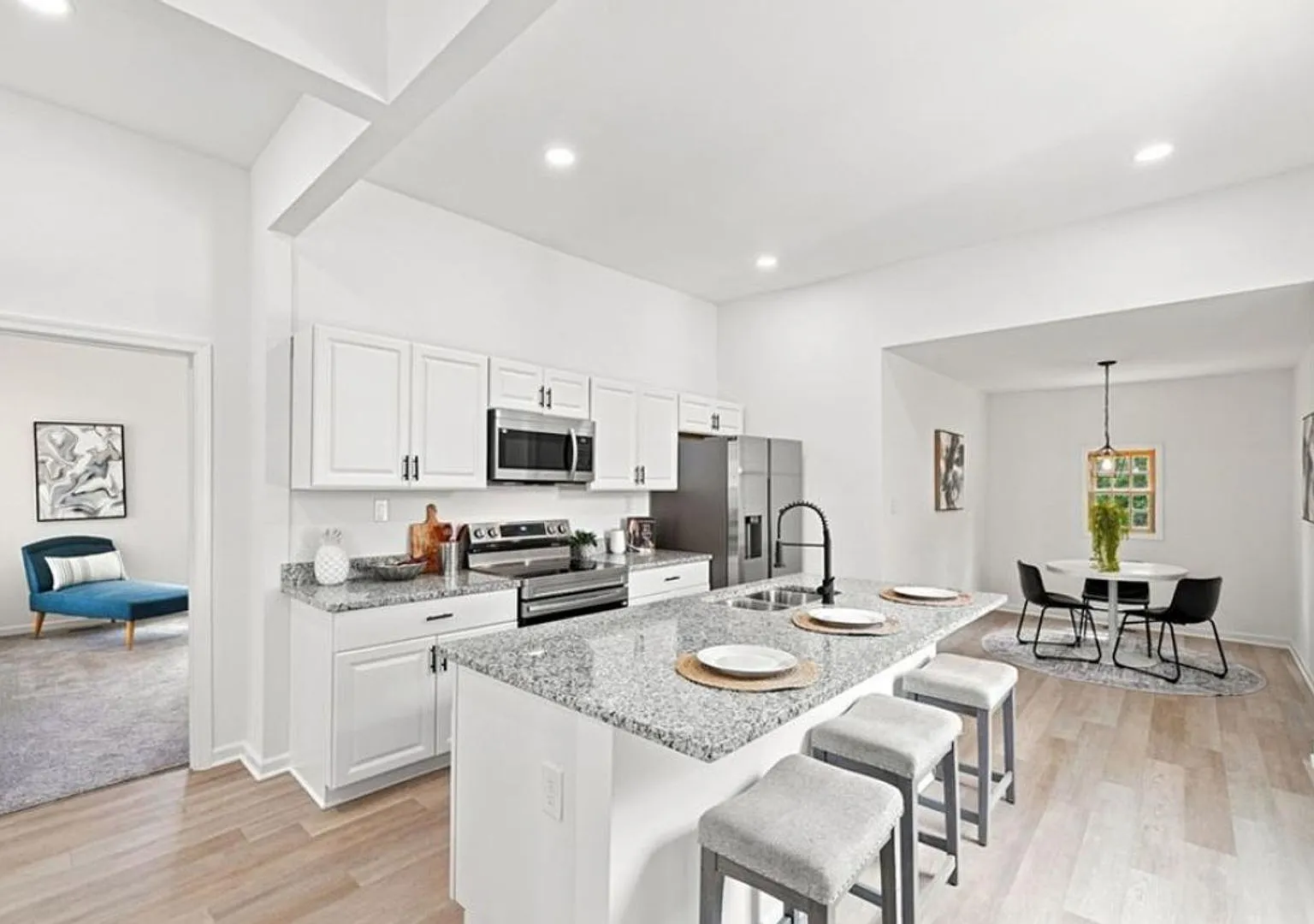 4 Bedroom, 3.5 Bath — Photo 4