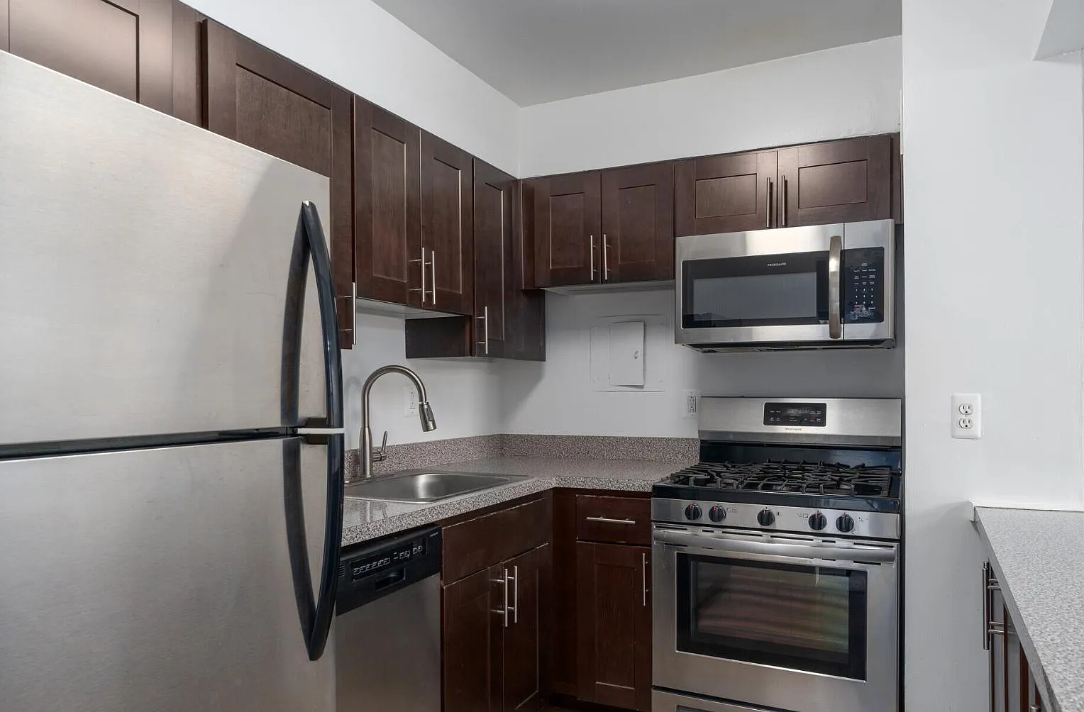 Courtside Square Apartments and Suites — Photo 2