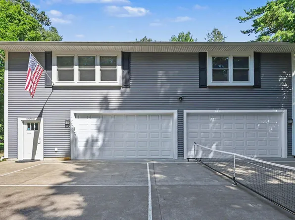 17477 Serenity Ct, Grand Haven, MI 49417