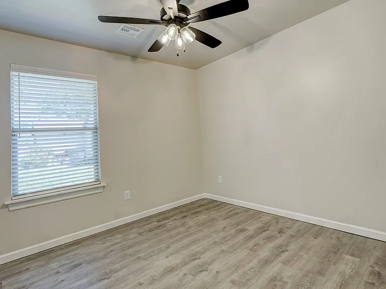 213 W Thatcher St — Photo 12