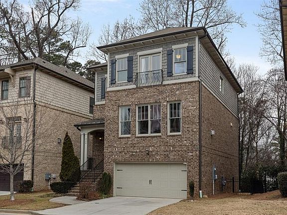 2nd image of 926 Canterbury Ln NE