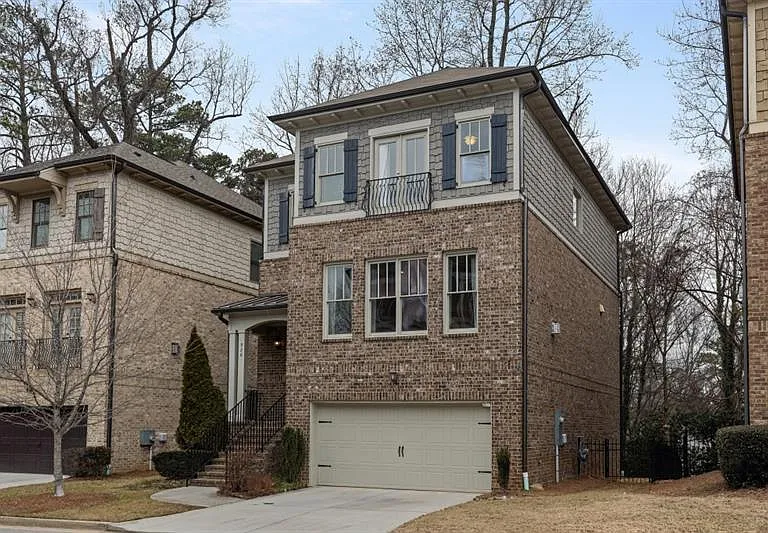 926 Canterbury Ln NE — Photo 2
