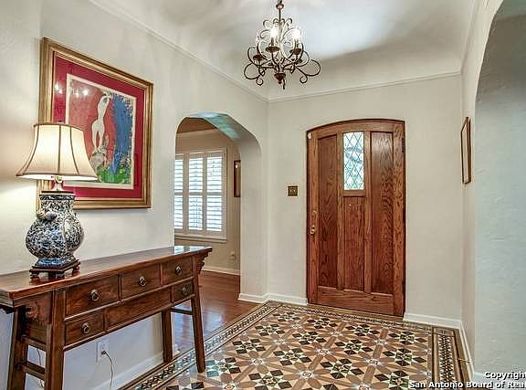 5th image of 303 W El Prado Dr