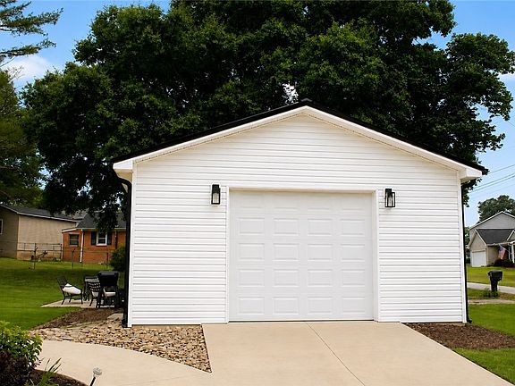 3rd image of 100 Meadowood Dr