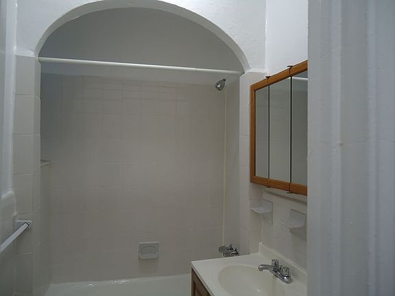 5th image of 32-16 Crescent St #4C