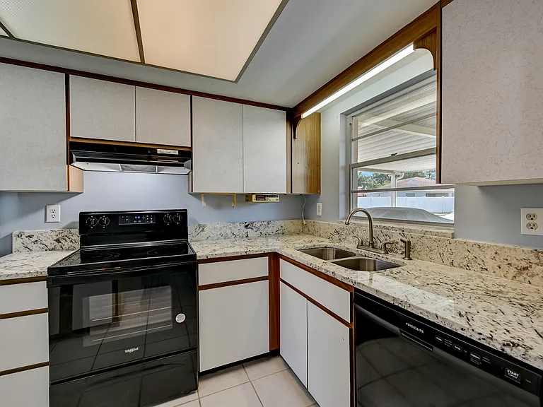 604 Park Cir #16 — Photo 15