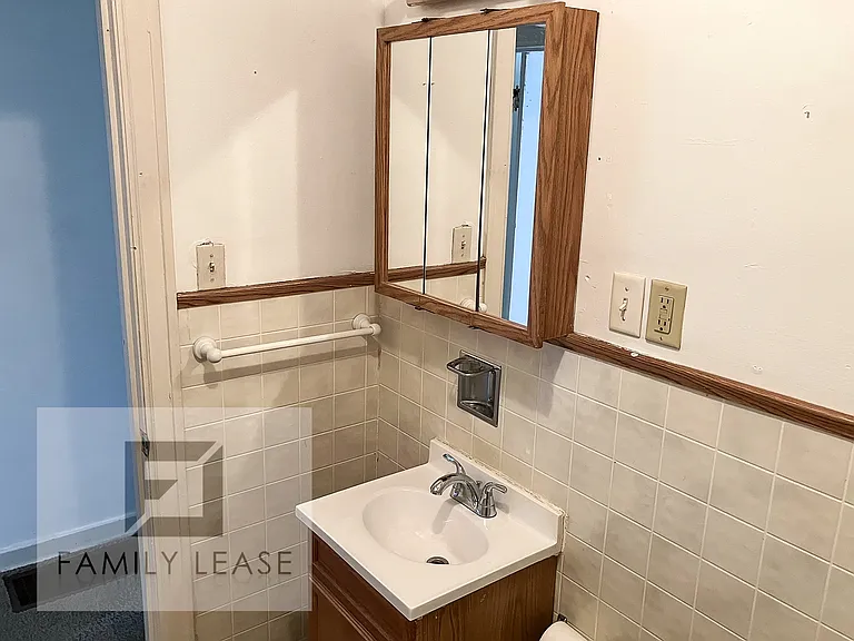 1087 N Summit Ave — Photo 9