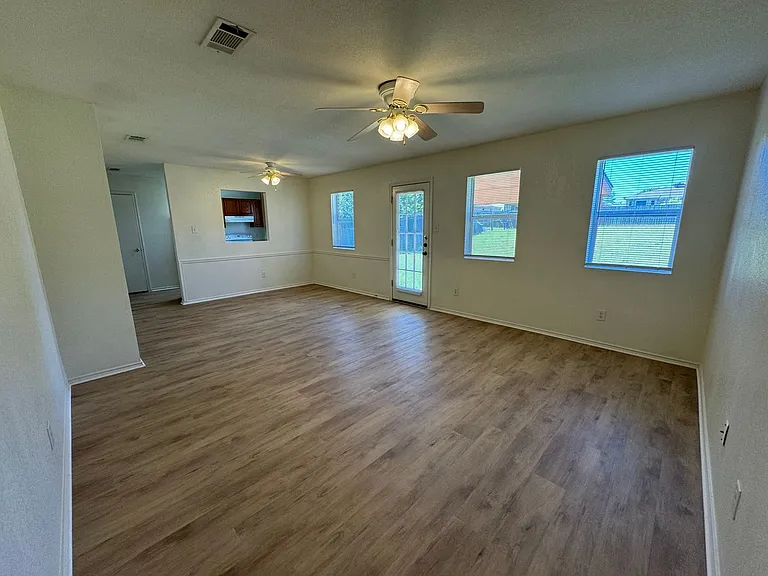 4600 Greyhound Dr — Photo 8