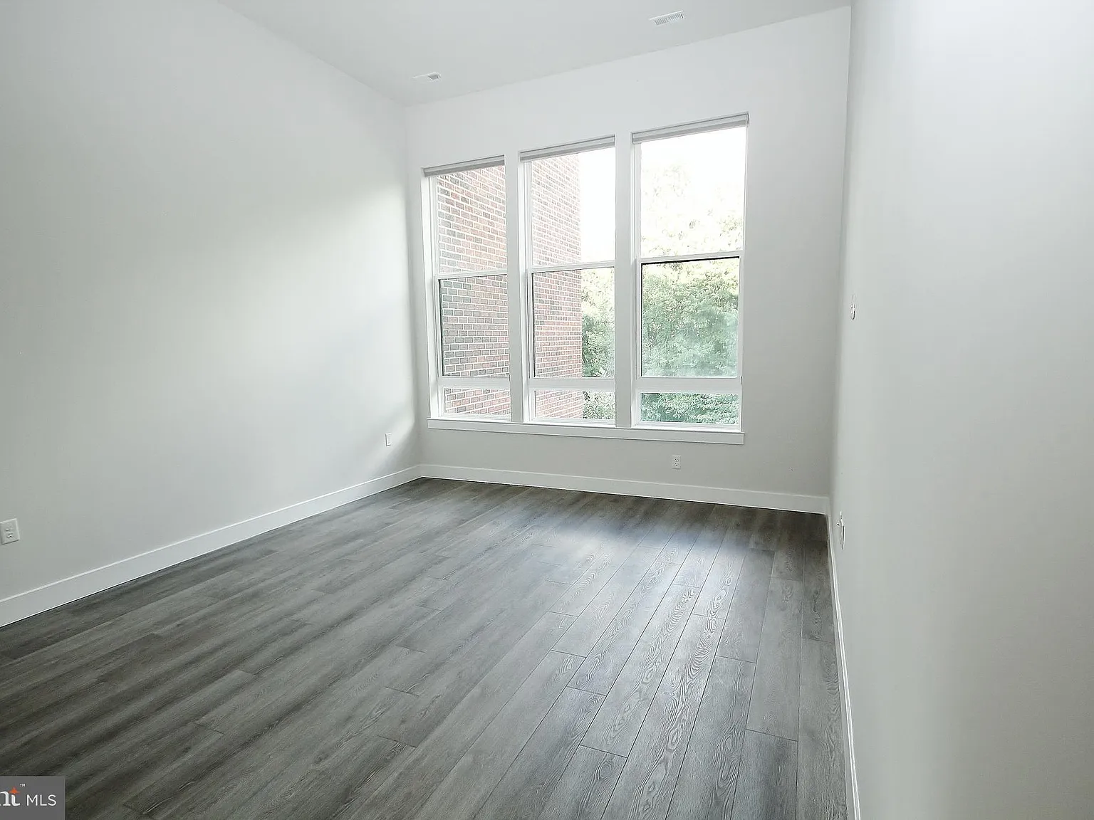 3 bed, 2.5 bath, 1915 sqft, $6,150 — Photo 4