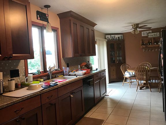 3rd image of 152 Donna Marie Cir N