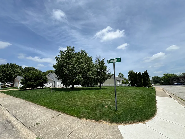 326 Brown Ct — Photo 39