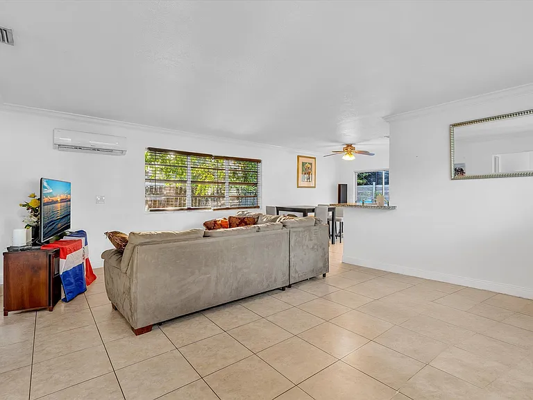 700 SW 5th Ct — Photo 6