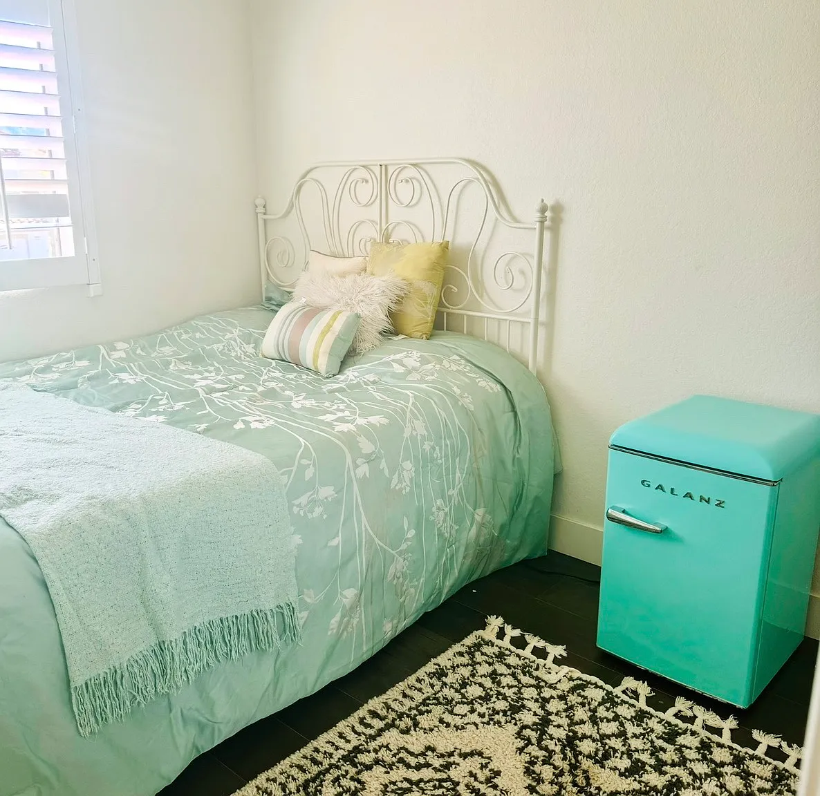 3 bed, 2500 sqft, $1,000 — Photo 1