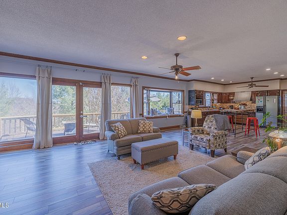 5th image of 279 Lake Meadow Dr