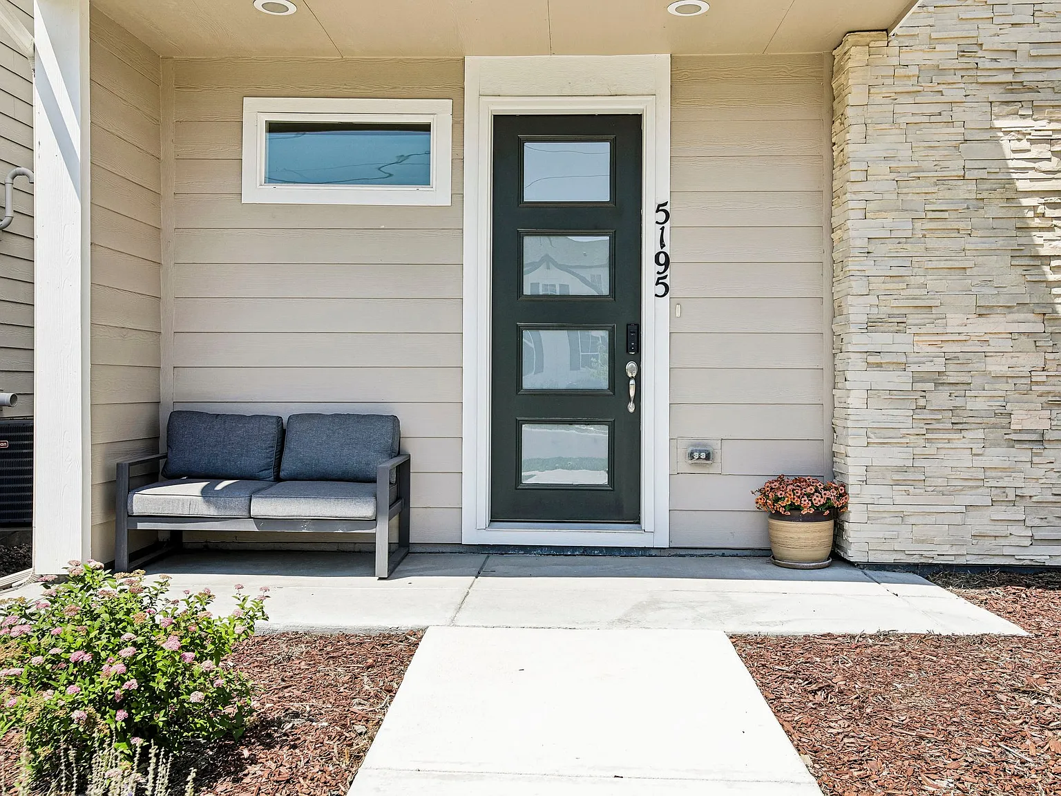 2 bed, 2.5 bath, 1840 sqft, $3,600 — Photo 2