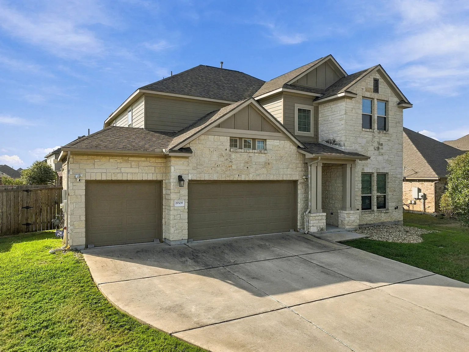 4 bed, 3075 sqft, $2,695 — Photo 2