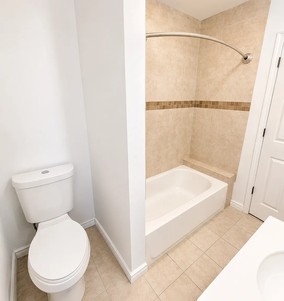 4 bed, 2.0 bath, 900 sqft, $2,200 — Photo 4