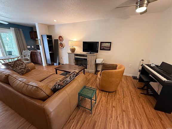 2nd image of 3006 Summerhill Pl