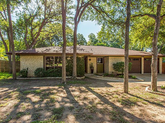 3rd image of 205 S Lake Creek Dr