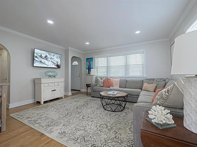 112 N Argyle Ave — Photo 3