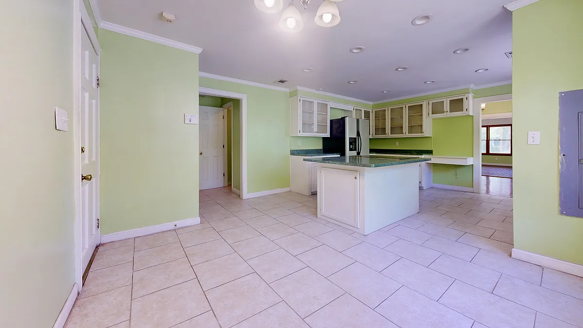 Building Photo - 1005 Seminole Trl