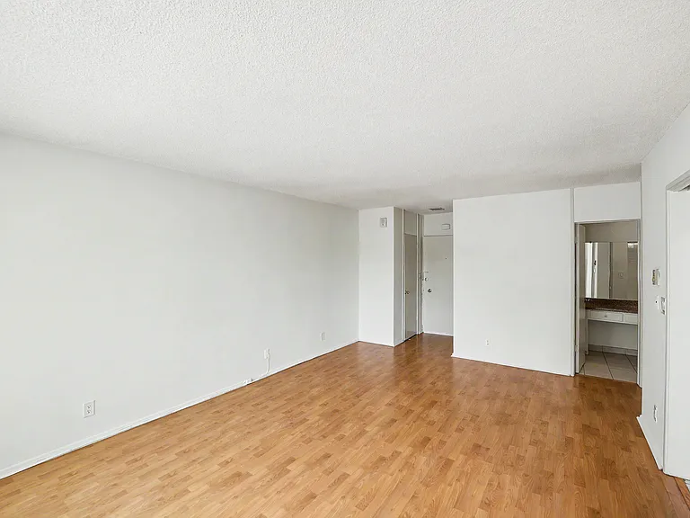 Hollywood Apartments — Photo 36