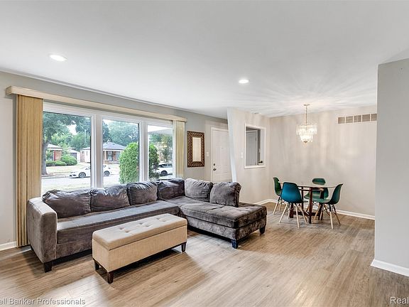 3rd image of 21381 Kipling St