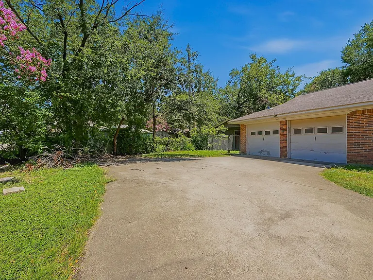 2506 Glen Ct — Photo 3