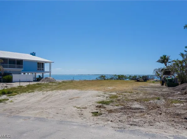 2080 Macadamia Ln, Saint James City, FL 33956