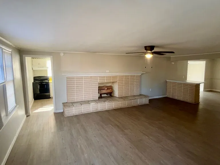 902 Adams St — Photo 3