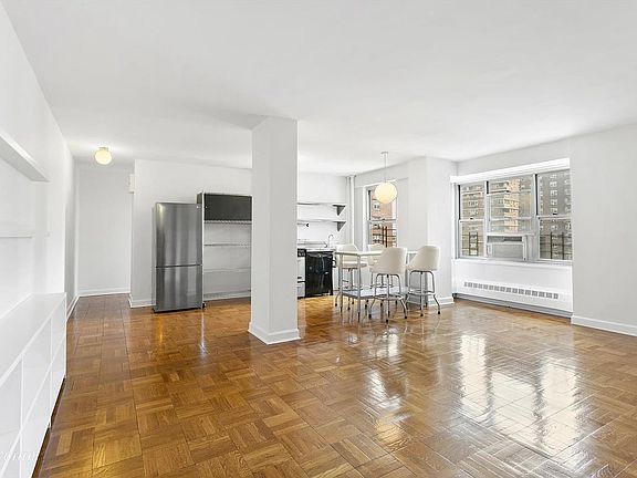 2nd image of 573 Grand St APT D1302