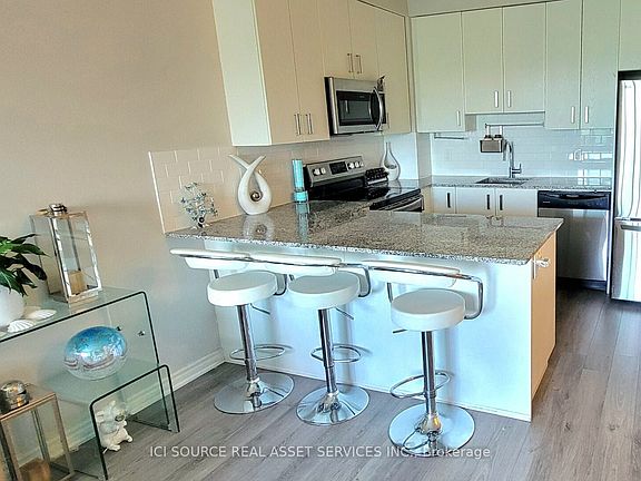 4th image of 11611 Yonge St #301