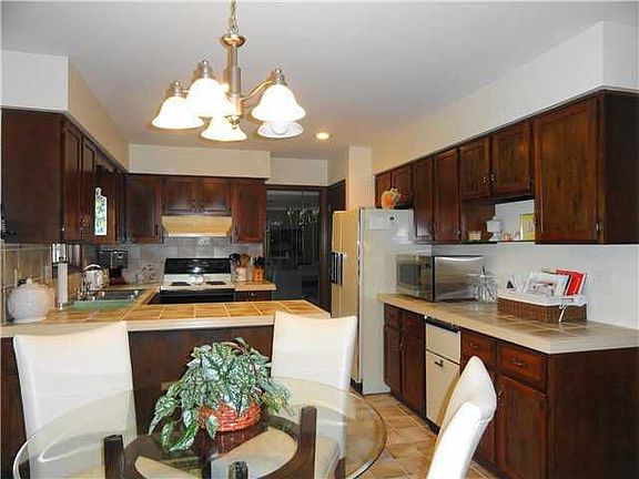 4th image of 581 Fairway Blvd
