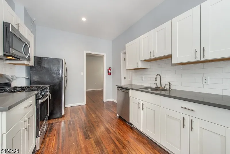 3 bed, 1.0 bath, $2,300 — Photo 2