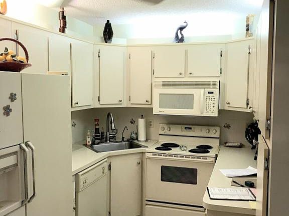 4th image of 810 Sky Pine Way APT E1
