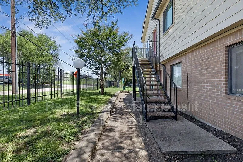 2 bed, 1.0 bath, 848 sqft, $1,545 — Photo 4